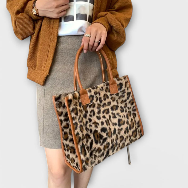 Flair. - Chic plush bag in leopard print