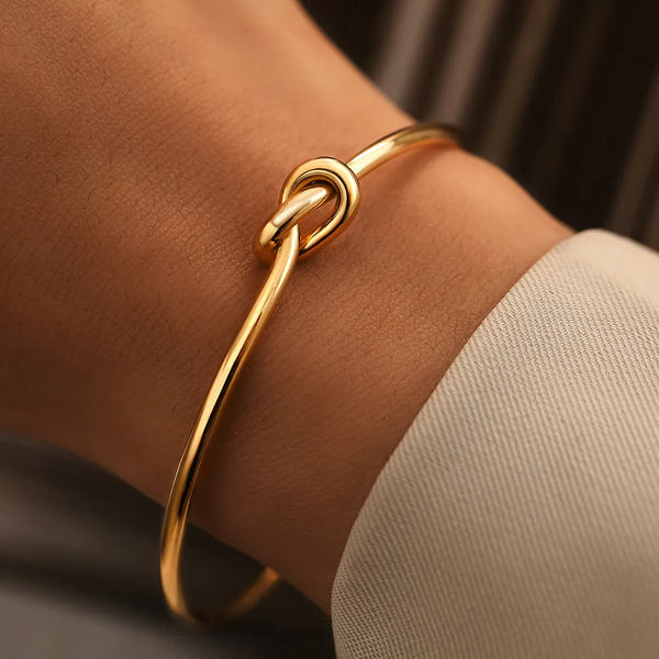 Bracelet with a twisted knot