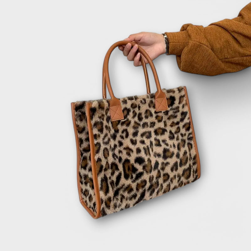 Flair. - Chic plush bag in leopard print