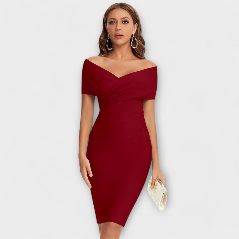 Elegant dress with pointed neckline