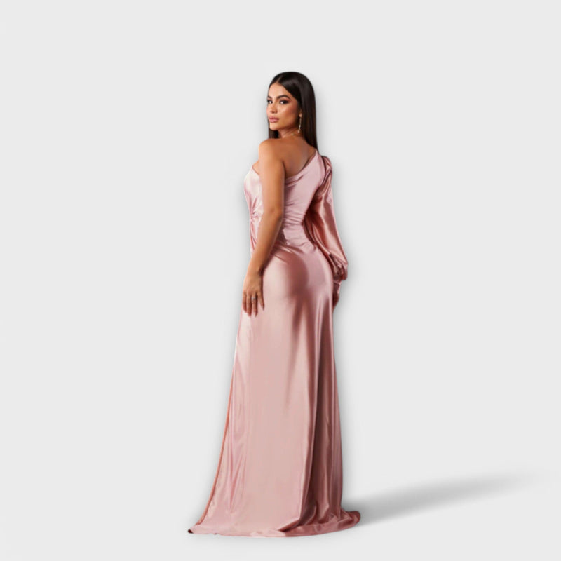 Amelia - A graceful dress with impeccable finesse