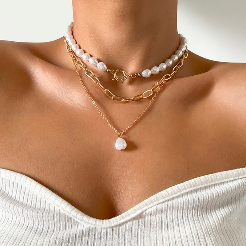 Vintage style pearl necklace